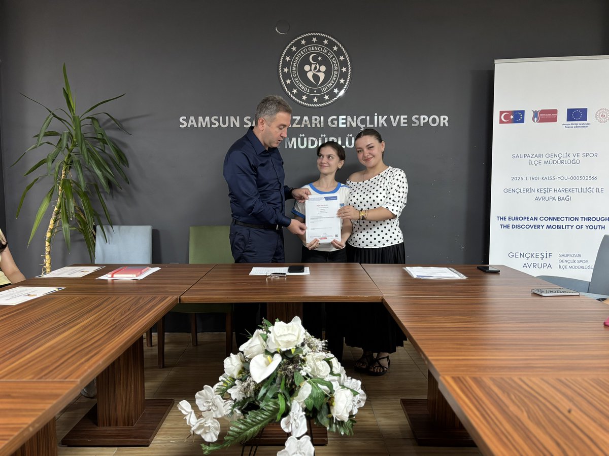 salipazarigsk's tweet photo. Gençlik Merkezimiz, gençlerimizin ufkunu genişleten ulusal ve uluslararası projeleri sürdürmektedir!
Youthpass Sertifikalarını alan gençlerimizi tebrik ediyoruz. 🌍🌟
#SalıpazarıGençlikveSpor #DiscoverEU #Youthpass #TürkiyeUlusalAjansı #AvrupaBirliği #SamsunGSB https://t.co/boTCOSVDRh