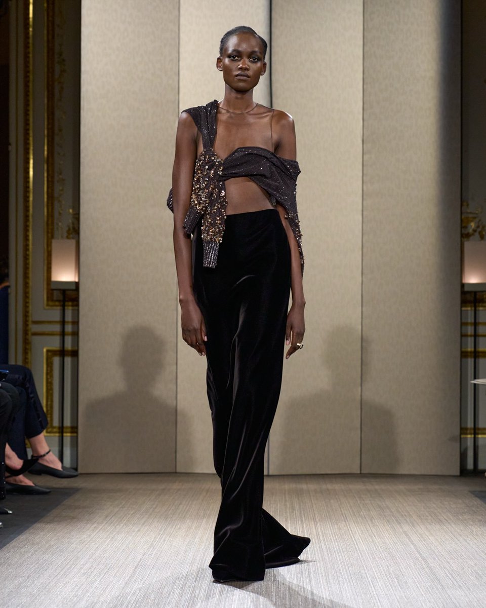 ARMANI_JAPAN's tweet photo. #GiorgioArmaniPrivé
ジョルジオ アルマーニ プリヴェ 2026秋冬オートクチュールコレクション『Boudoir - ブドワール』
洗練された素材使い、輝きを湛えた装飾、流れるようなシルエット。

──繊細な要素が重なり合い、優美な世界観を映し出します。

詳細は
https://t.co/426htsD8EZ https://t.co/xF5K3z1Vxm