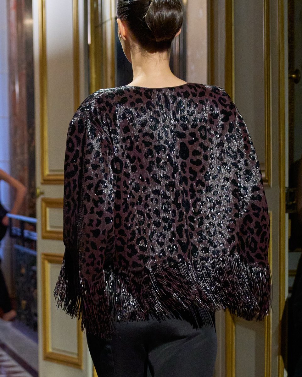 ARMANI_JAPAN's tweet photo. #GiorgioArmaniPrivé
ジョルジオ アルマーニ プリヴェ 2026秋冬オートクチュールコレクション『Boudoir - ブドワール』
洗練された素材使い、輝きを湛えた装飾、流れるようなシルエット。

──繊細な要素が重なり合い、優美な世界観を映し出します。

詳細は
https://t.co/426htsD8EZ https://t.co/xF5K3z1Vxm