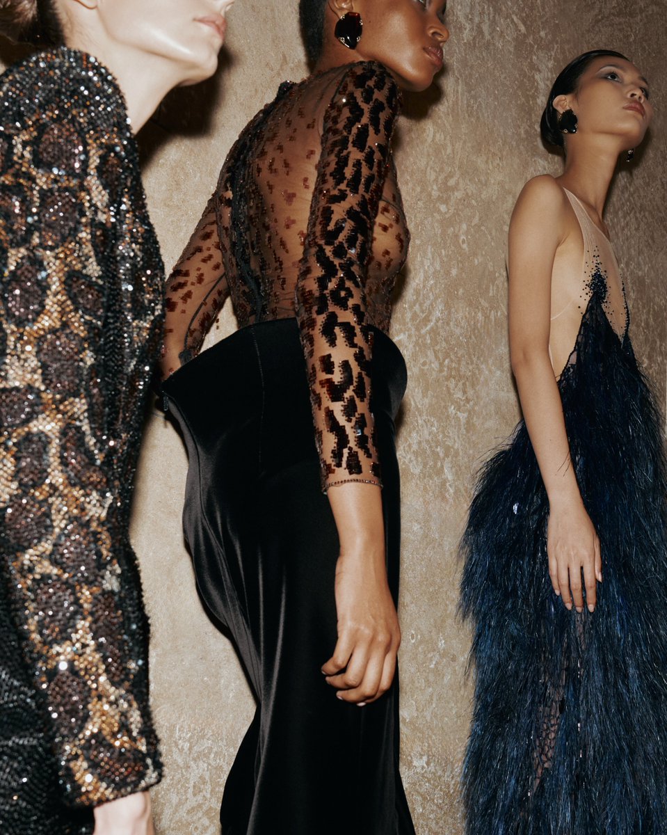 ARMANI_JAPAN's tweet photo. #GiorgioArmaniPrivé
ジョルジオ アルマーニ プリヴェ 2026秋冬オートクチュールコレクション『Boudoir - ブドワール』
洗練された素材使い、輝きを湛えた装飾、流れるようなシルエット。

──繊細な要素が重なり合い、優美な世界観を映し出します。

詳細は
https://t.co/426htsD8EZ https://t.co/xF5K3z1Vxm