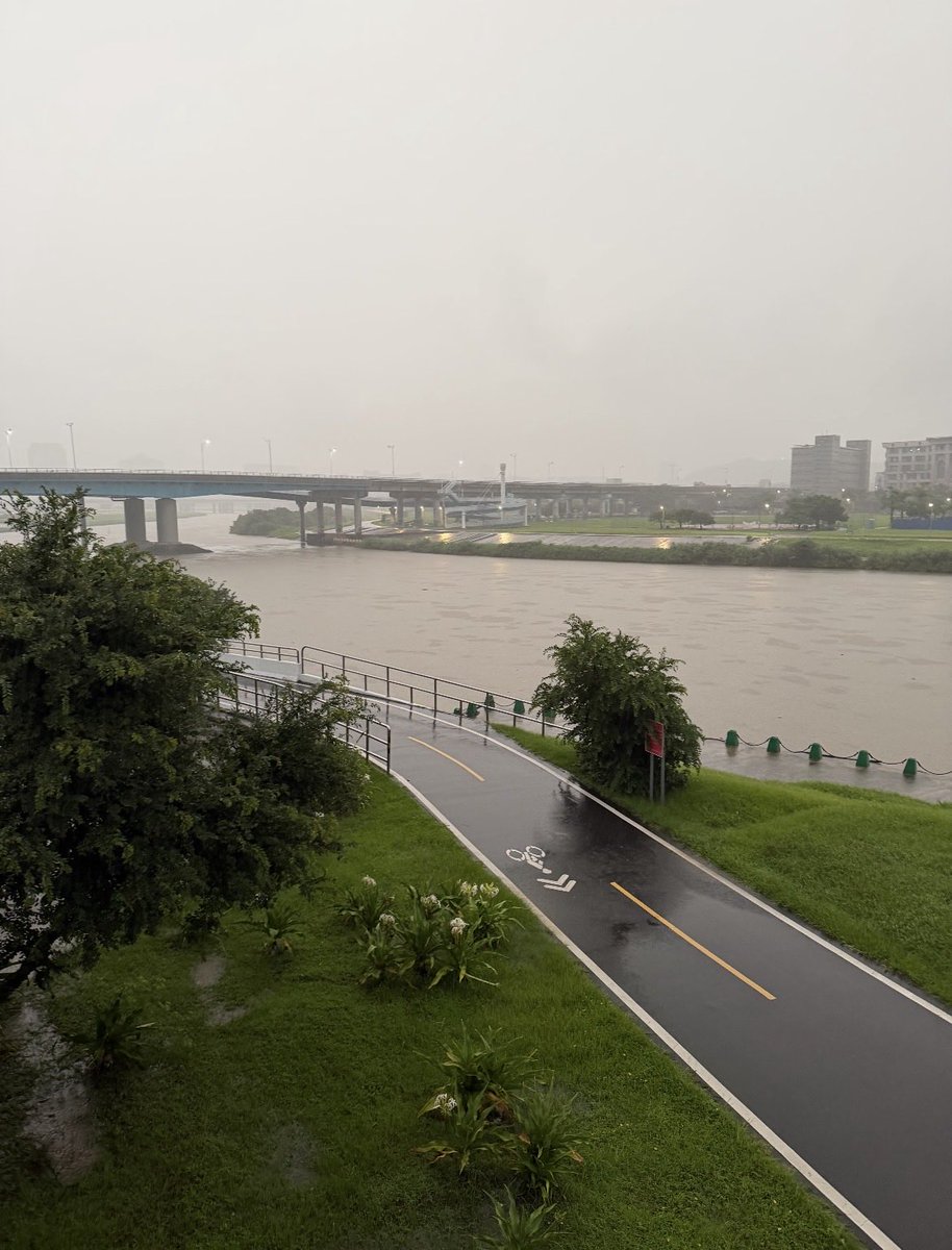 Lilidrmf's tweet photo. 台北の雨はすごく強いです
#風景 #雨が降る https://t.co/JLYeJj00rA