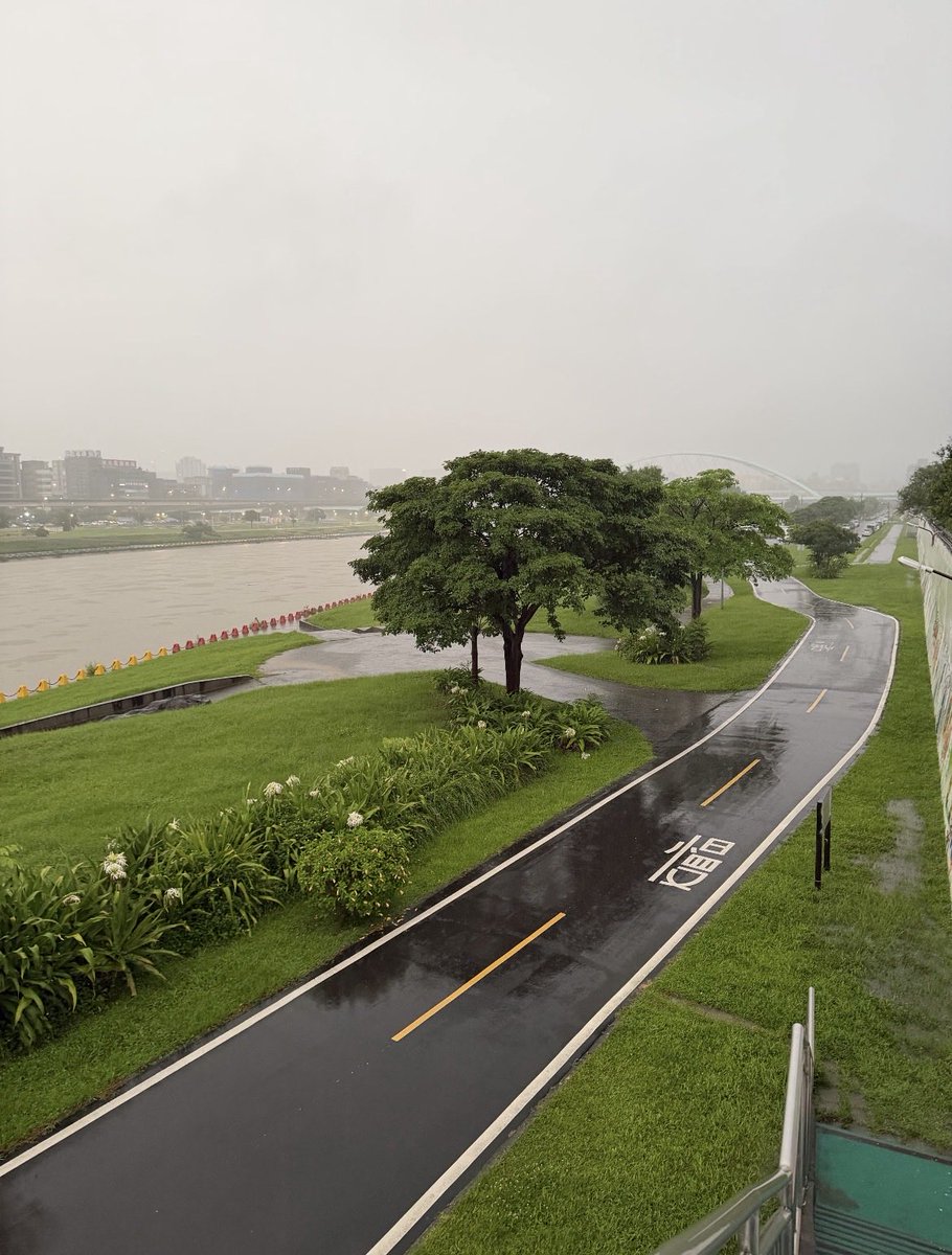 Lilidrmf's tweet photo. 台北の雨はすごく強いです
#風景 #雨が降る https://t.co/JLYeJj00rA