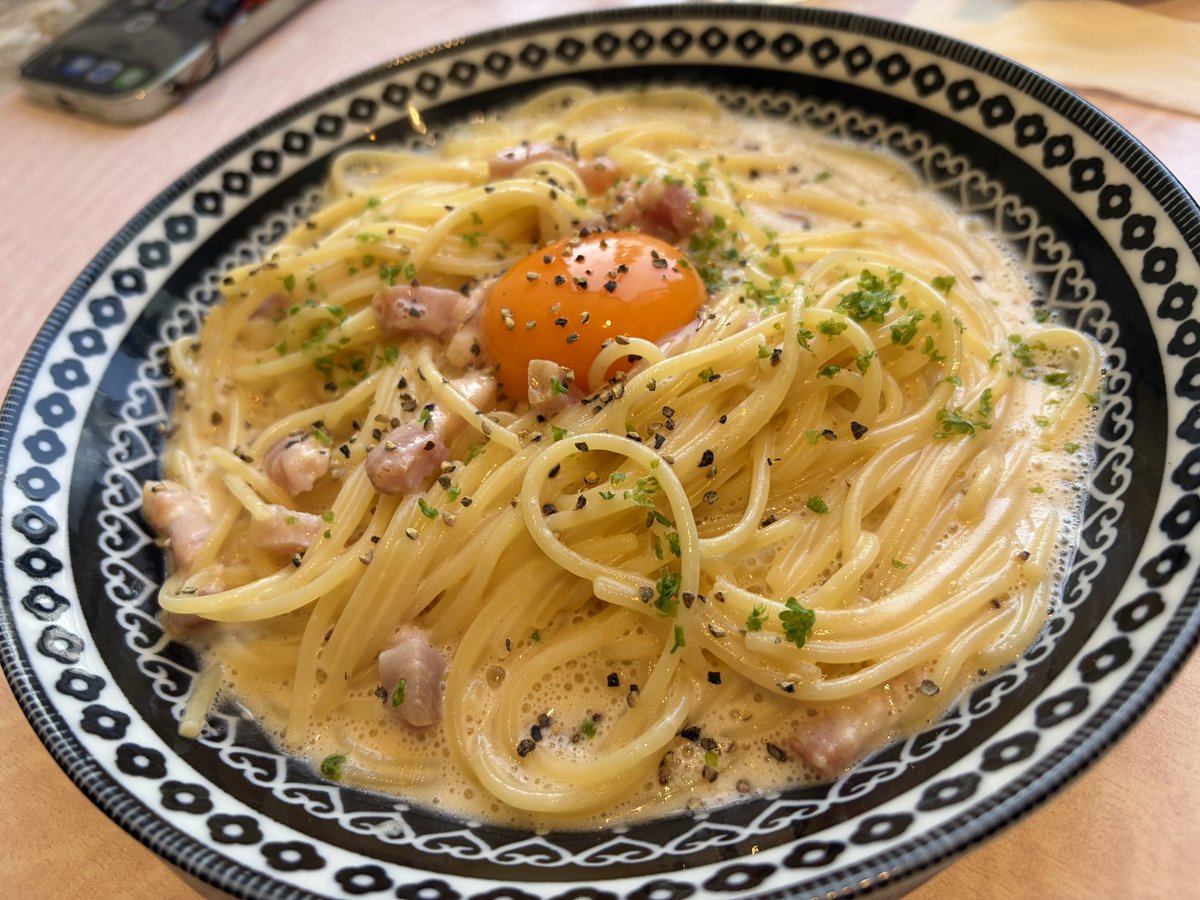 chobi2706's tweet photo. 通院後のランチはパステルで、カルボナーラ明太子スープパスタ。めっちゃ美味しかった✨けど！！舌をしこたま火傷した😭猫舌の私の不注意です…
夫は普通のカルボナーラ。フォカッチャもプリンも美味しかった✨ https://t.co/xFJYVHWnk4