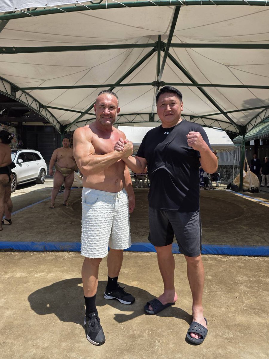 oshimabeya's tweet photo. そして先日
数々のタイトルを獲得し、K-1の番長の異名を持つ元K-1ファイター、ジェロム・レ・バンナさんが部屋に来てくれました！！
すごく貴重なお時間でした🤩
ありがとうございました！ https://t.co/s4LhE77EEv