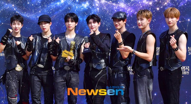 Kstyle_news's tweet photo. 【PHOTO】B1A4、NEXZら「不朽の名曲」2026王中王戦のレッドカーペットに登場 https://t.co/5xByJhL2NR
