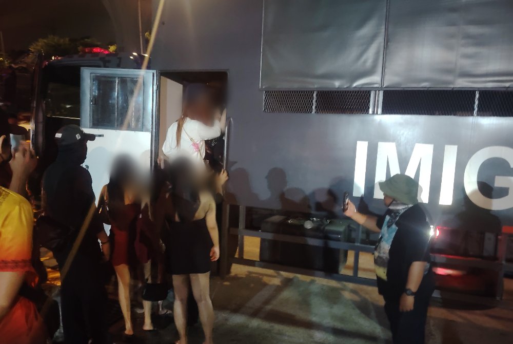 SinarOnline's tweet photo. Hotel tiga bintang jadi sarang persundalan warga asing diserbu

Kegiatan tidak bermoral itu ditawarkan menerusi aplikasi media sosial dan pelanggan yang berminat perlu membayar sekitar RM200 hingga RM230 sebelum diuruskan seorang lelaki tempatan disyaki berperanan sebagai 'kapten'.

Baca: https://t.co/KxhmyjOK9E

#SinarHarian #BeritaTerkini #hoteltigabintang #aktivitipersundalan #wargaasing