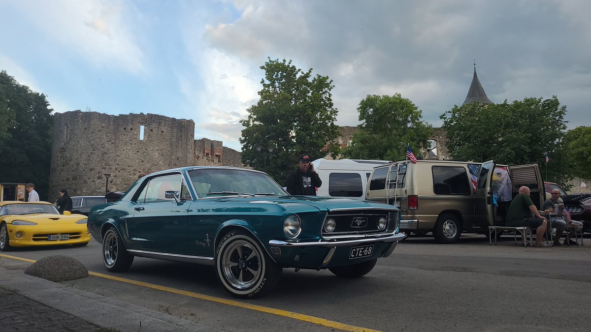 DJ_Denicore's tweet photo. Mutch autos 
(Haapsalu America car show) https://t.co/plM2gsw54t