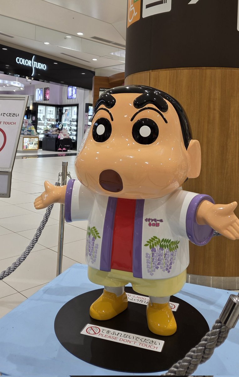 yanasin933's tweet photo. すしざんまい のポーズなのかフリーハグ　
ようこそ春日部へ　かな？ https://t.co/NhN0EHEG13