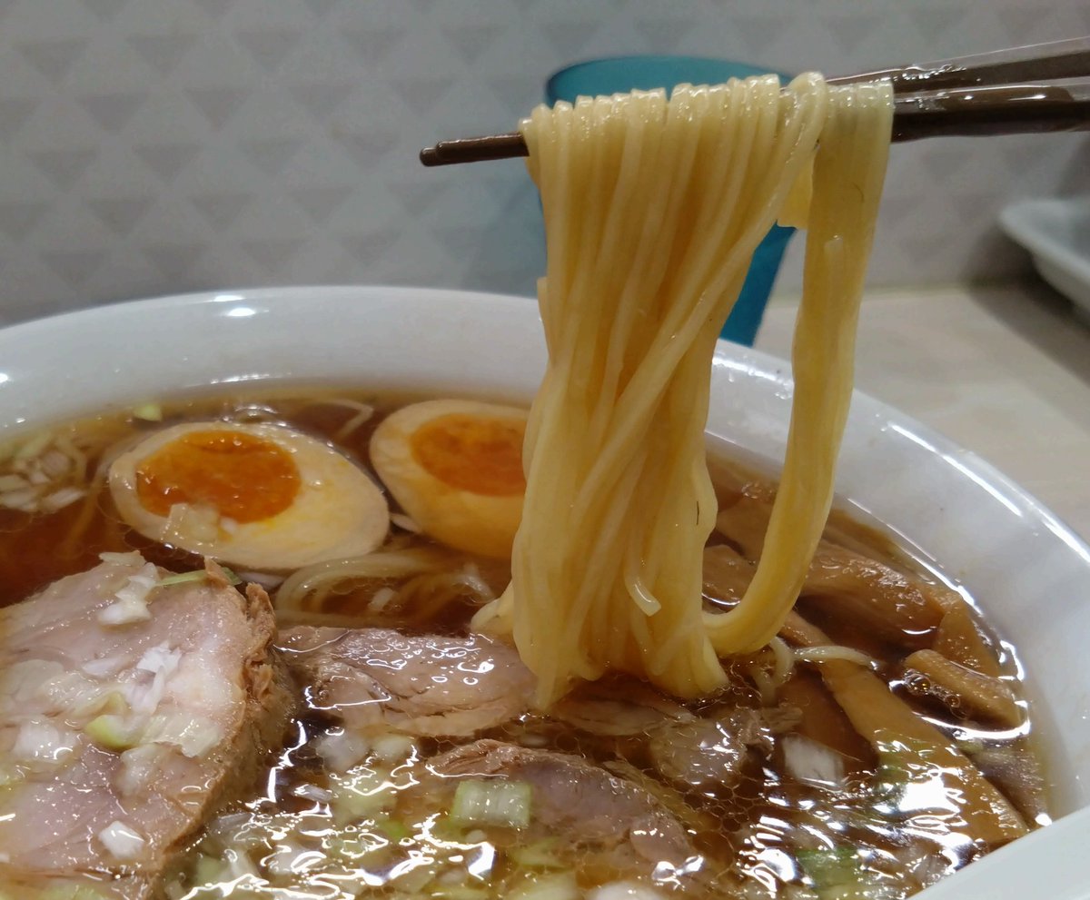 albert5237lee's tweet photo. 中華そば ふくみみ@北府中

大盛 特製中華そば(¥1,150)

美味かった〜😆
自家製細麺を啜ると鼻に抜ける香ばしいスープの香り🍜旨味が深い🎵
暑い💦…店内冷房が効いてて快適✨ https://t.co/rCVKdvxFrO