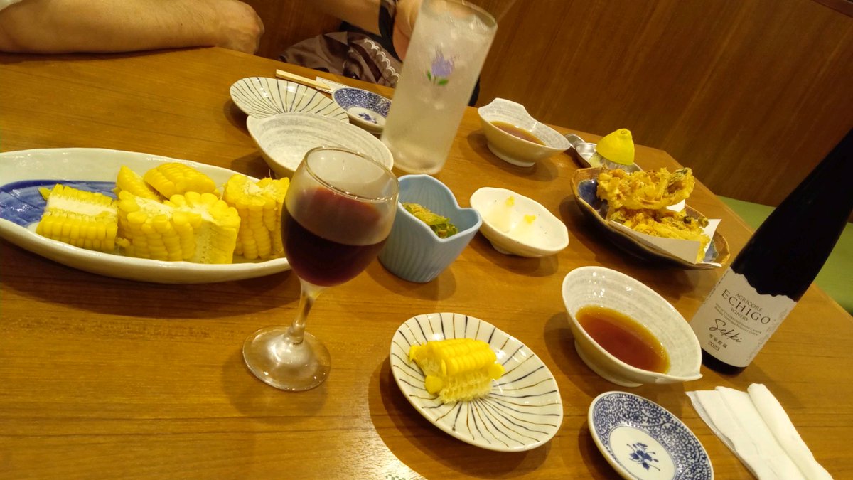 papucon365's tweet photo. 風呂上り旦那と待ち合わせして吉池食堂行こうとしたら満席で無理だったので、吉池ホテル地下の池田屋へ。すごい落ち着く店内でコスパなおつまみと越後ワインなどをいただき大満足！とうもろこしと玉ねぎかき揚げ旨し！#池田屋 https://t.co/Tki90ObbaF