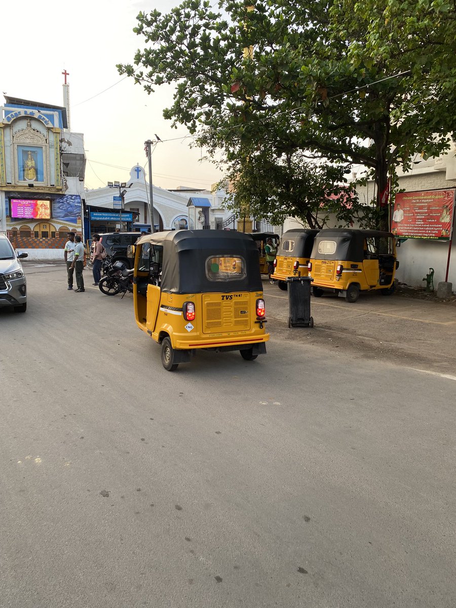 vchinnikrishnan's tweet photo. @ChennaiTraffic 

Wrong side driving endangering safety of other road users

TN 06 AK 8274

July 11 2026 6:11 AM

Annai Velankanni Road (near the Church)

Besant Nagar Chennai 600090 https://t.co/AsarYQ2oHd