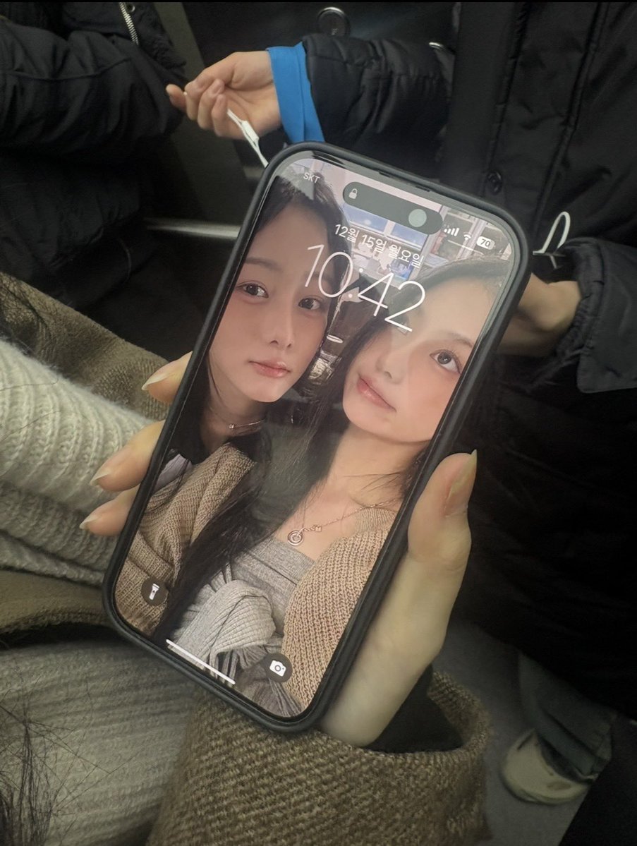 unchildako's tweet photo. ako on berriz 🫐

hi evon~! my beloved lee jimin~🩷
happy birthday 🎂
from the very first time we met, you’ve always treated me so well and taken such good care of me,
my black angel❤︎🪽
thanks to you, i was able to endure difficult times and make it all the way hereㅜ
we think so much alike that there are so many moments when our eyes meet and i think,
“oh! i bet jimin is thinking the exact same thing as me right now!?”
it’s kind of amazing, and it always makes me think, “yep, that’s us〜”‼︎
let’s stay as close as we are now forever！！😘
vonnieya〜 i love you〜💞
