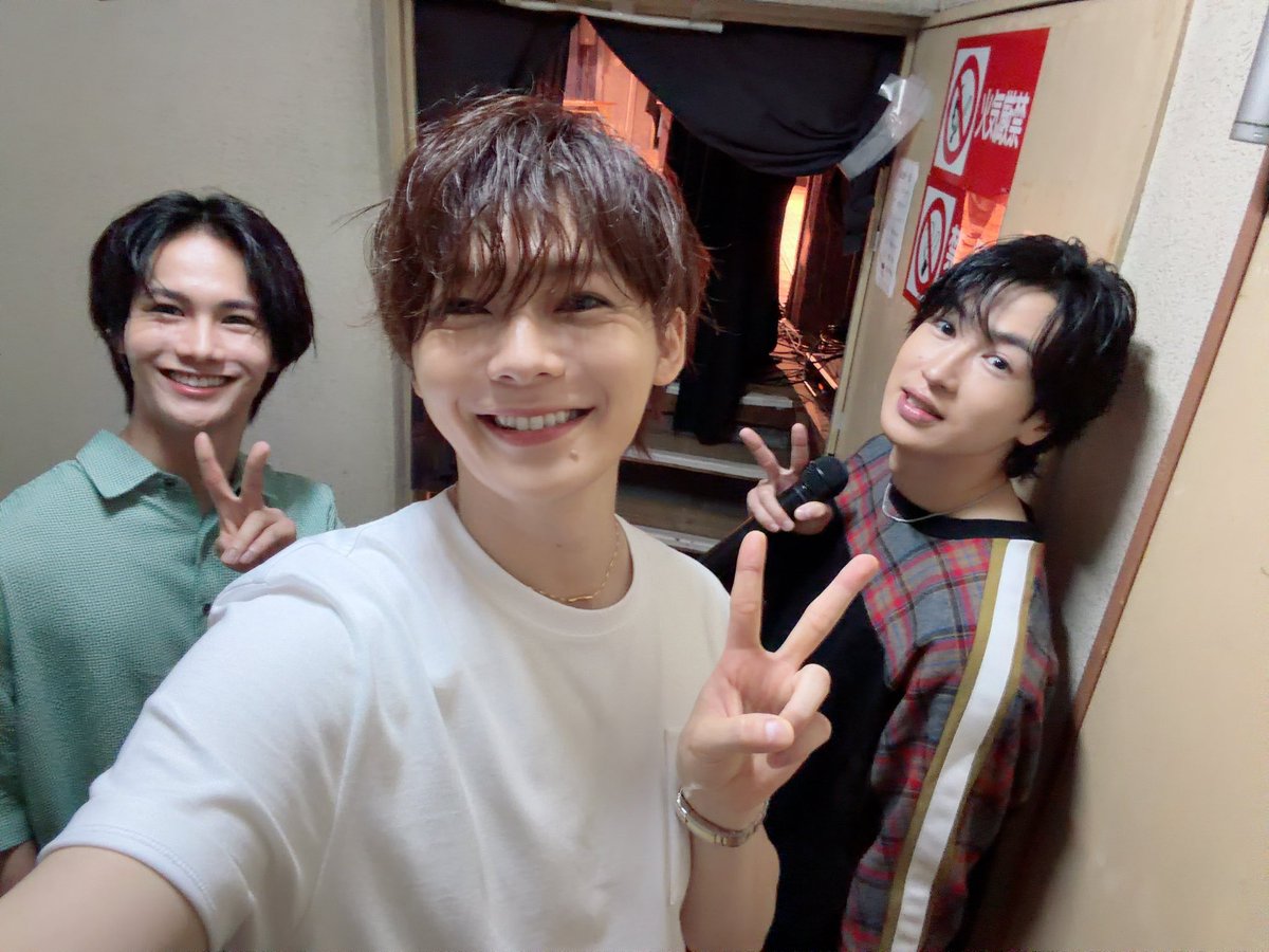YosukeYou's tweet photo. 【ありがとうございました】

輝山 立くんのイベントに
参加させていただきました！

理由は
彼の楽曲 #君色 を作詞作曲
させていただいたからでございました！

ファンの皆様との
架け橋になりますように
心を込めて作らせていただいたので
たくさん聴いてください！

素晴らしい共演者たちと！ https://t.co/Nj1J8x4JMD