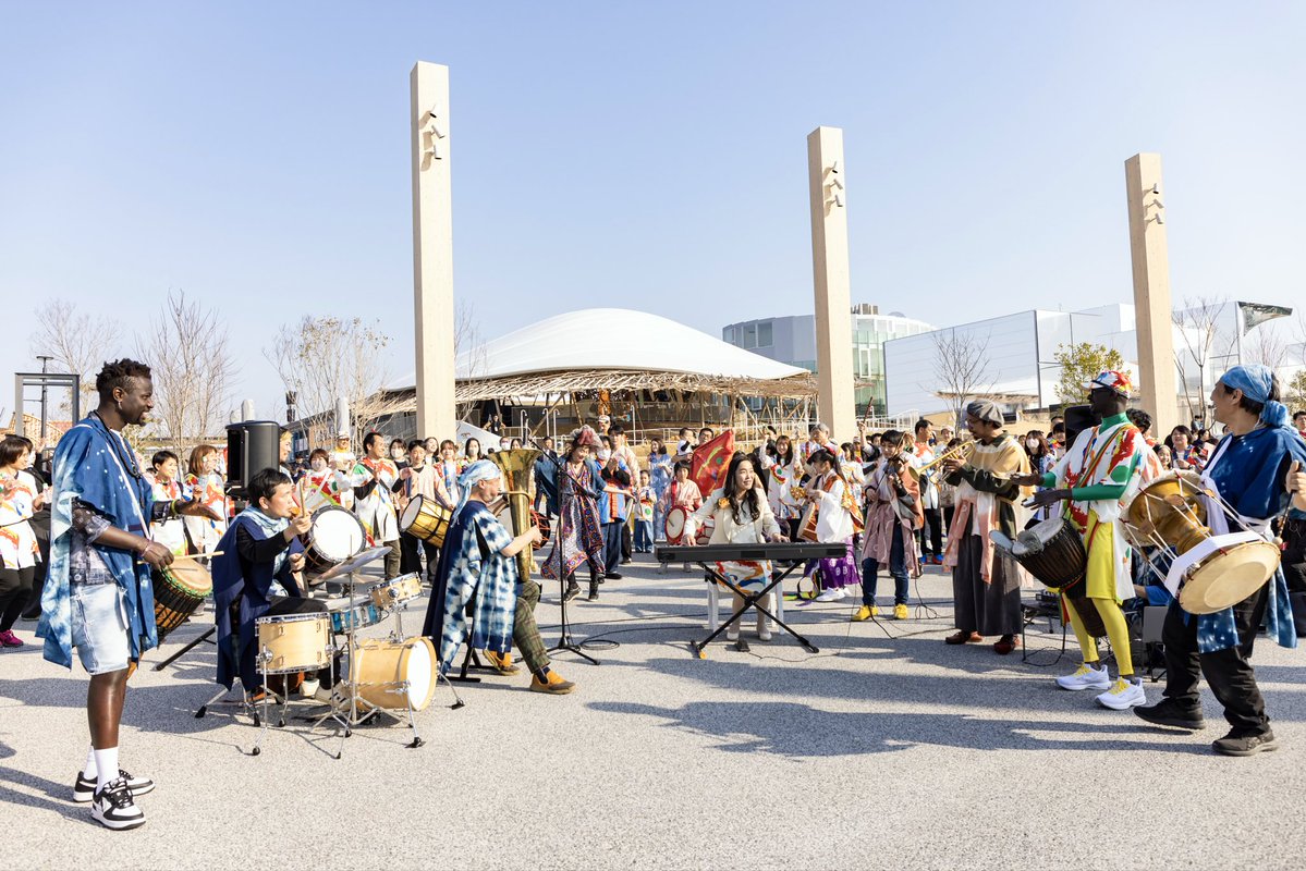 expo_kurage2025's tweet photo. 【本日14:30頃〜 ライブ出演情報！🎤✨】 
大阪・うめきた公園で開催中の「麦食音祭 GG」にて、KURAGE Band のライブパフォーマンスが決定しました！ 

開放的な空間で、最高の音楽と一緒に素敵な時間を過ごしませんか？

お買い物の途中や、お近くにお立ち寄りの方はぜひステージにご注目ください！ https://t.co/5XWWhxFXmn