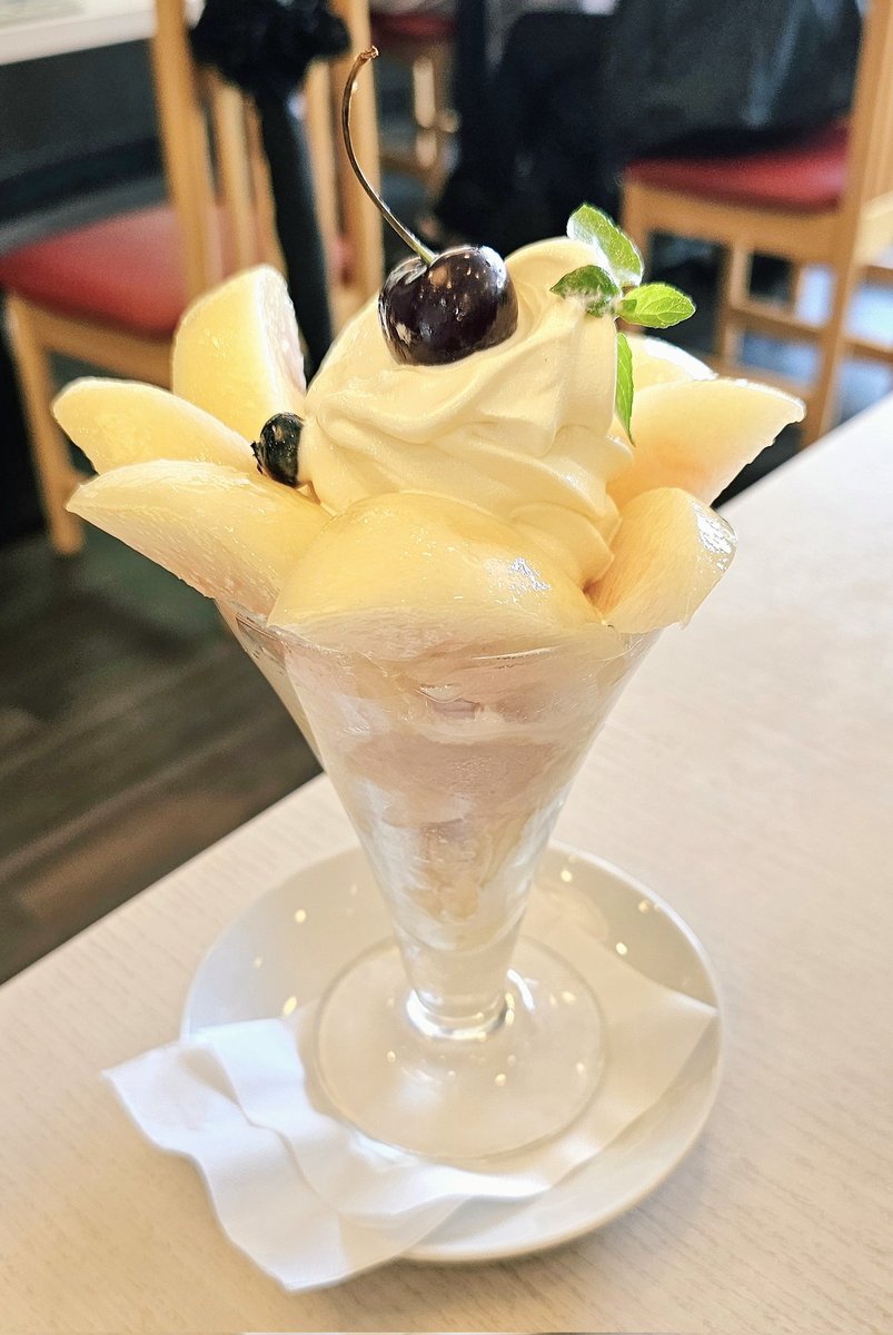 ia_okenak's tweet photo. 昨日のmini前に、むらはたさんの『水蜜桃パフェ』食べに行きました🍑✨️
今年も無事食べれて幸せ😋💗
また食べれるように頑張ろ！🙌🏻🍑

#桃活 
#せいくる
#もっふん ×2🤍ｶﾜｲｲ https://t.co/MM9FhoyEJ7