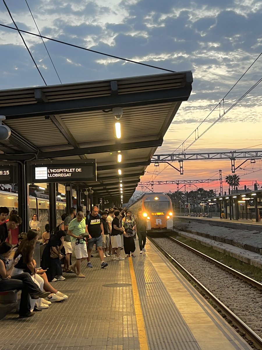 enmaaarc's tweet photo. Per què el maquinista del 25606 ens ha tingut 4 min parats a Montgat esperant que un grup d'inútils acabessin de saltar les tanques i entrar al tren a fotre merder i fumar? 

El maquinista ha avisat els segurates del tren quan el grup ja havia baixat.

Gràcies, @rodalies. 💜 https://t.co/iGnDNQwaNg