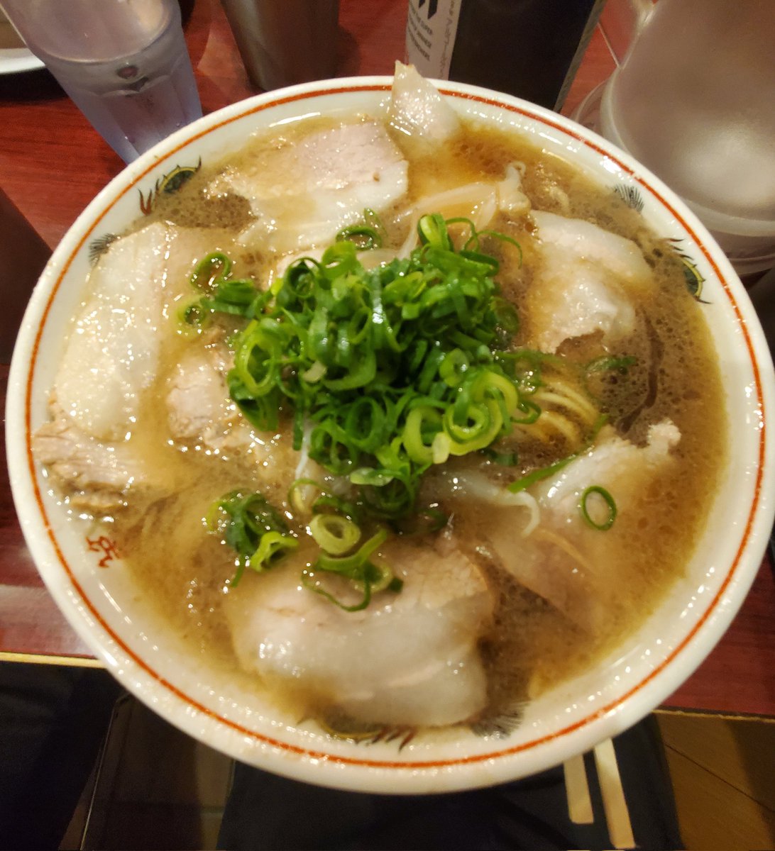 Yantomo_0511's tweet photo. いつか行きたいと思っていたラーメン屋へ社畜Go🏃
スープもチャーシューも旨いっすわ🍜ごちそうさまでした‼️AM1時…
#本家第一旭本店
#特製ラーメン https://t.co/uoJNSmHkJ0