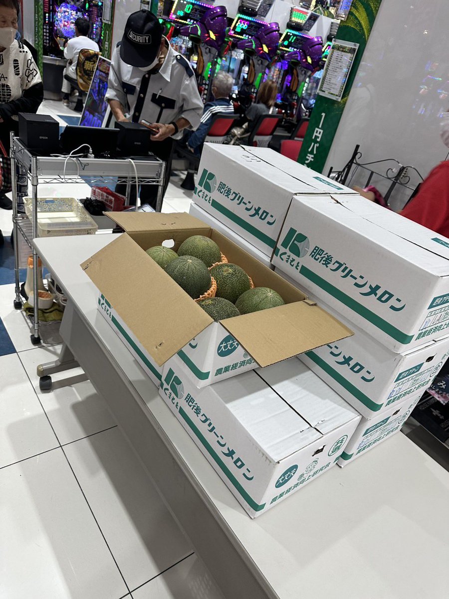 oneflat0627's tweet photo. 本日はこちら！

クラブハウス川崎支店
14:00〜
メロン販売🍈

クラブハウス本店
16:00〜
野菜販売🥬

ビーム1
16:00〜
野菜販売🥬

博多山笠夏祭り
屋台出店
11:00〜22:00

暑い、、、
よろしくお願いします🤲 https://t.co/hQuspLY1LJ