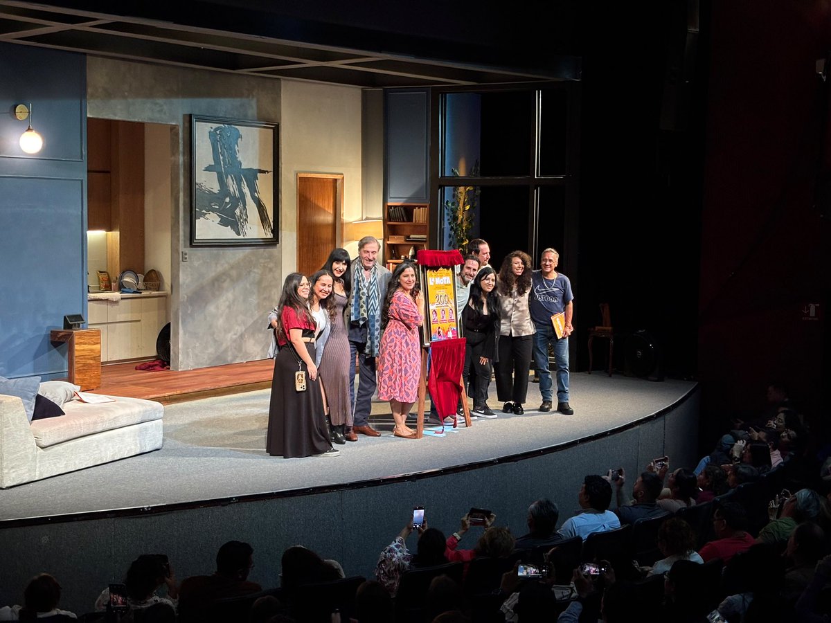 morrisgil's tweet photo. ¡Feliz y profundamente agradecido! Llegamos a las 200 representaciones de @LaNotaObra . 🎭✨
Qué enorme honor y qué lujo haber tenido como madrina de gala a la espectacular @SusanaZabaleta para develar esta placa. Gracias a nuestro maravilloso elenco, al equipo técnico y, sobre todo, a ustedes, el público, por hacer posible la magia del teatro noche tras noche.
¡Vamos por muchas funciones más! 🥂