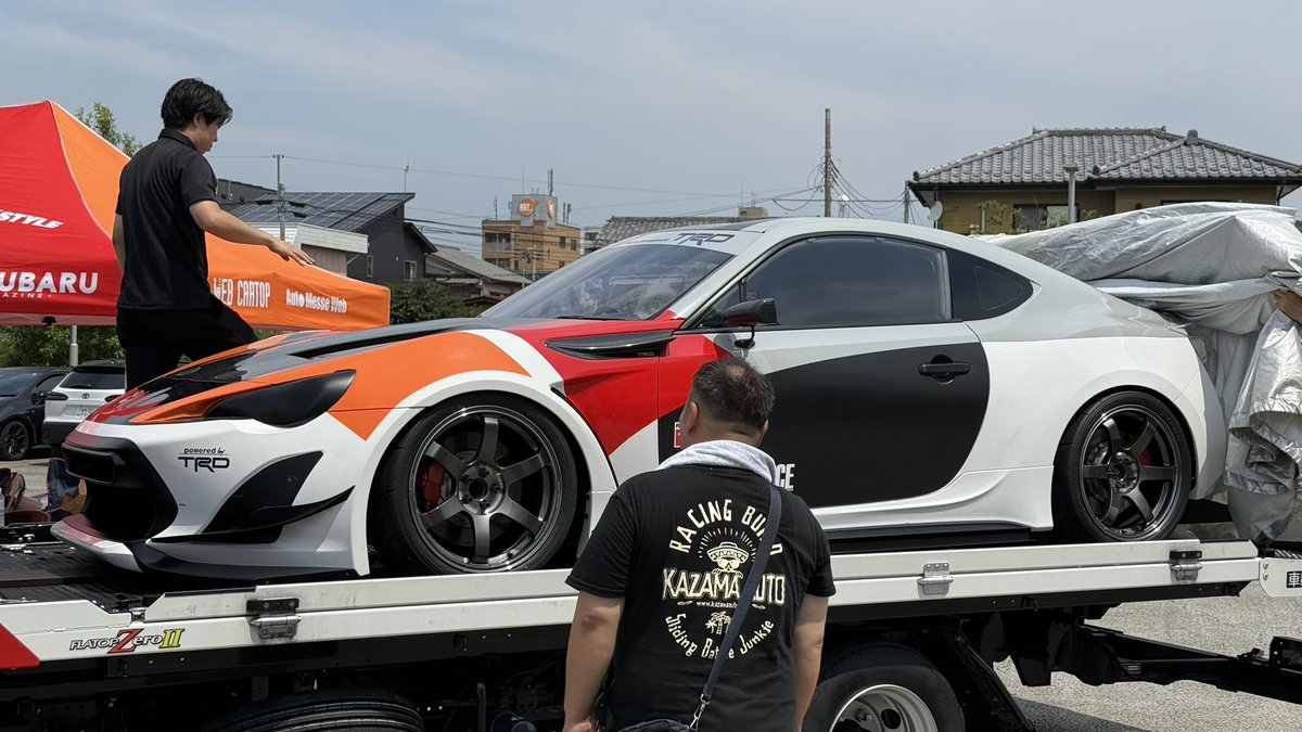 goma_zc6's tweet photo. オーナーと車？？？
究極の86ですねぇ https://t.co/XEXqTf0p9U
