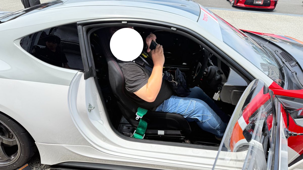 goma_zc6's tweet photo. オーナーと車？？？
究極の86ですねぇ https://t.co/XEXqTf0p9U
