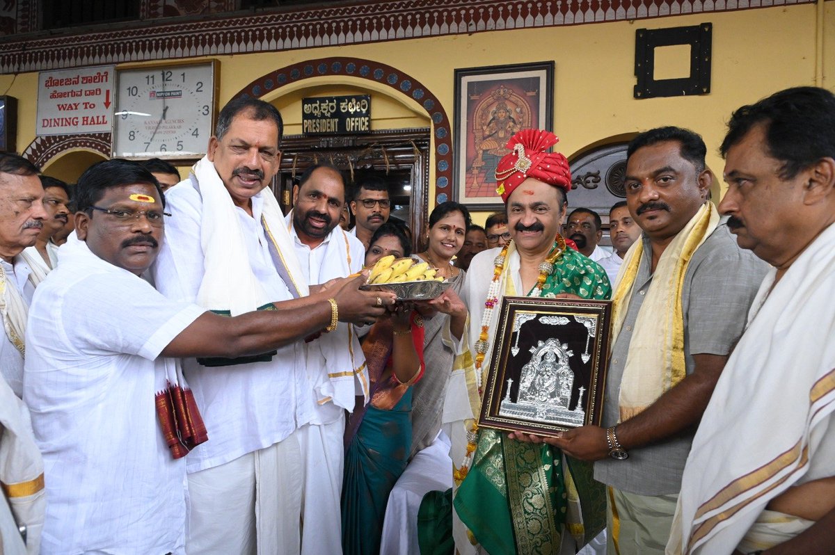 vdsatheesan's tweet photo. In the divine presence of #Mookambika Devi. Folded hands, a peaceful mind, and a heart full of gratitude. 

#KollurMookambika #Devotion #Blessed https://t.co/CdrrBrLYSU