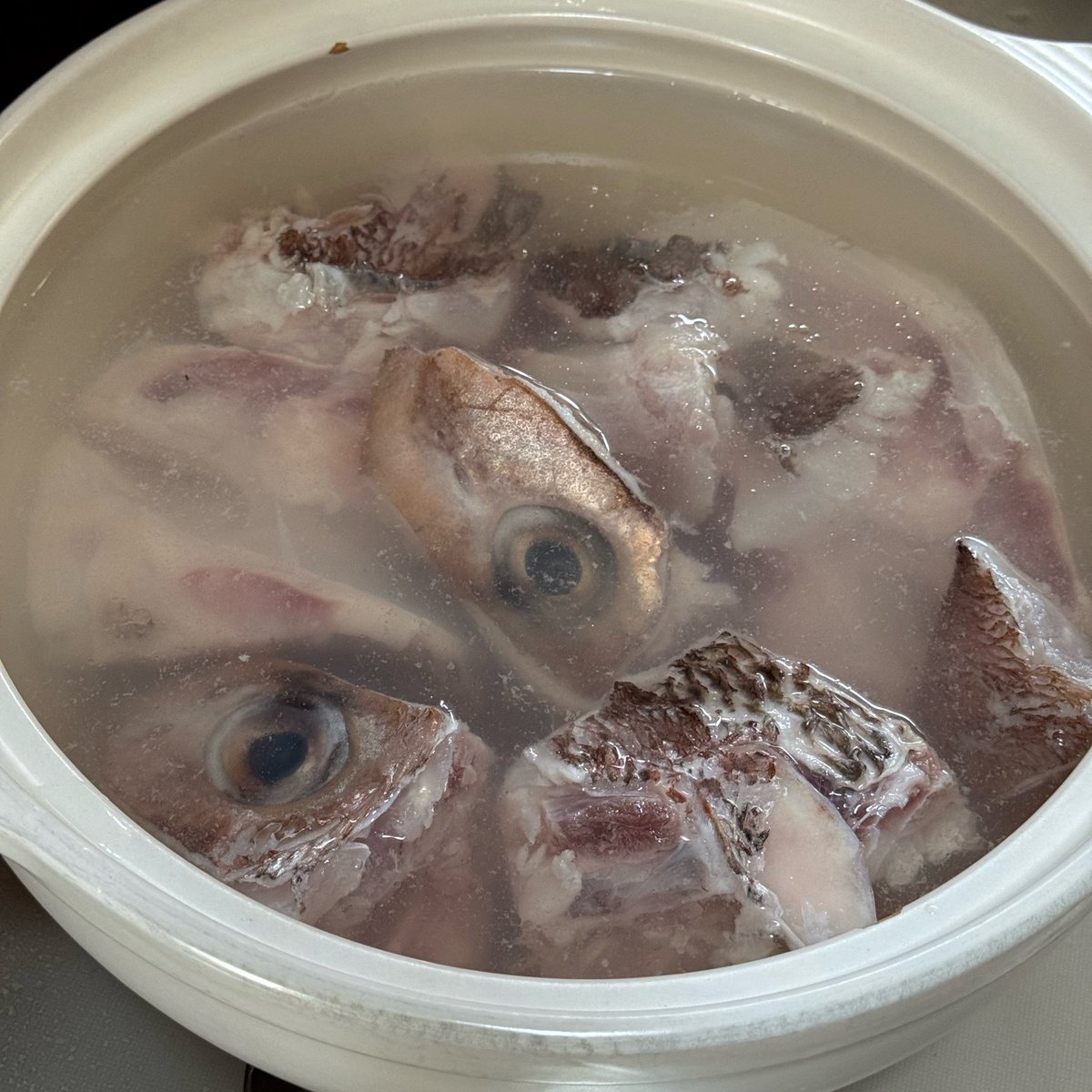 hiro32kato's tweet photo. 真鯛のアタマをバラして出汁取ってる。カマは別に取ったから、アタマだけでこの量っすよ。多分入れ過ぎ。 https://t.co/sR6ADKGaNg