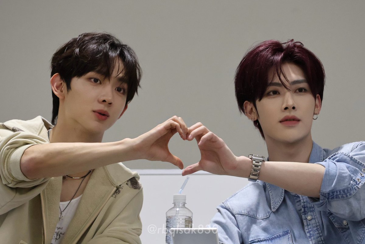 rbqlsdk830's tweet photo. 260709 팬싸

#YOOSEUNGEON #유승언 #ユスンオン
#RICKY #리키 #リッキー #沈泉锐
#AND2BLE #앤더블 https://t.co/iInbDmRykC
