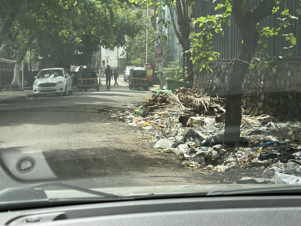 ajaydamle's tweet photo. @TawdeRitu @mybmcHealthDept @MCGM_BMC where is SWM department ? Garbage , waste is lying on road from couple of days at Mhatre nagar, LIC colony , Sachin society in Mulund East . MCGM T ward Officers not aware of it , no discipline !! https://t.co/cjZdXXCFAV