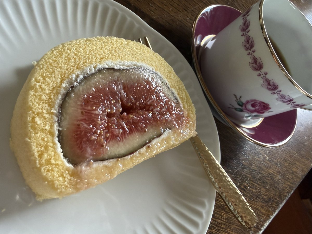 thunder_74's tweet photo. 毎年恒例☕️
MAPLE HOUSE（メープルハウス）の「まるごといちじくロール」😋
#メープルハウス
#まるごといちじくロール https://t.co/6k57xZyuX8
