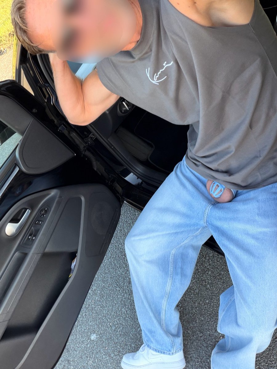 degrad18's tweet photo. Parkingslut 😉 https://t.co/hsvNYZshzk