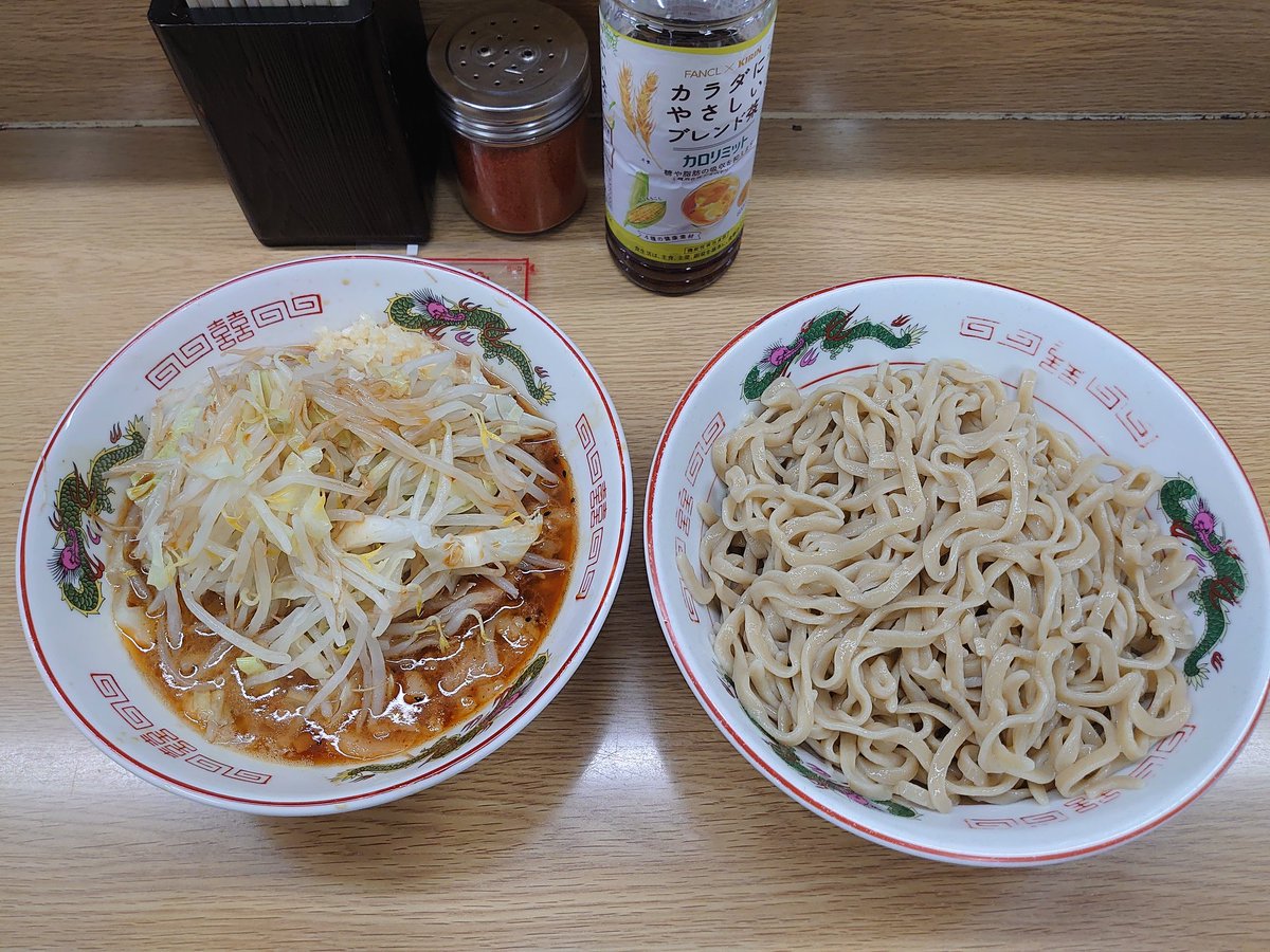taka02100122's tweet photo. 二郎 栃木街道店
大つけ麺 鰹節 NK
夜勤最終日以外と早く締め作業が終わり選択肢が増す!
でも…やっぱりつけ麺🤣
美味い❗️旨すぎる🎵
外待ちでのかほりでラーメンにするか心揺らぐ!
いや今日はつけ麺と初志貫徹♪
めちゃくちゃ旨い😍
暑いのはキライですがつけ麺は大好きだ(笑)
大満足ご馳走様でした。 https://t.co/dwXAqFy2Xy