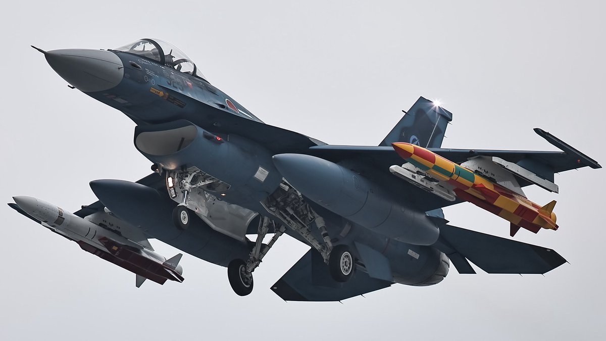 kitikatu's tweet photo. 岐阜基地 飛行開発実験団 ATDW
F-2A/B 523.105.101 F-15J 928
F-2A 523 ASM-3改
F-15J 928 テレメーター中継ポッド
#岐阜基地
#飛行開発実験団
#ATDW
#戦闘機 https://t.co/8NdsOE8dHe