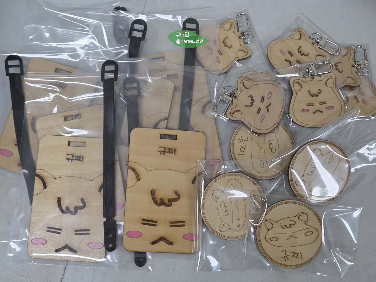 name_zizi's tweet photo. 🎸김성규 LV4 부산 나눔공지🎸

🐹일시 : 7월19일(막콘)
🐹시간,장소 : 당일 공지
🐹방법 : 본글 RT + 당일티켓 
🐹선착순⭐️택1⭐️
      (규찌 네임태그 7개) 
      (규찌 키링 7개)
      (규찌 뱃지 4개)

#김성규 #LV4 #엘브이4 #부산  #나무각인굿즈
#KIMSUNGKYU https://t.co/kDJ3sVAuFI