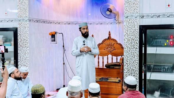 MDSU_Official's tweet photo. Mayoral candidate for the Dhaka North City Corporation Mohammad Selim Uddin offered Salatul Maghrib at the Government Colony Central Mosque and exchanged views with worshippers yesterday. https://t.co/LiopKJcMJP