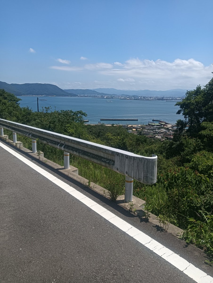 MILLIESMILEFACE's tweet photo. 島では、高所恐怖症なので可能な範囲で展望に近づきつつ、駆け下りる🏃

ランニングシューズに感謝🙏 https://t.co/S0QY6ByhGI