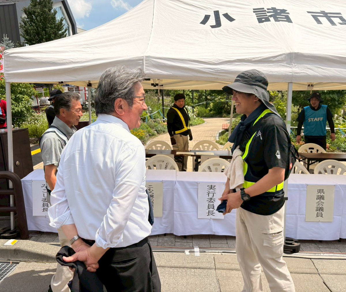 hideyaemma's tweet photo. 上田市の式典会場から小諸市へ。小諸の駅前通りを中心に開かれる「第54回市民まつり『みこし』」の開催準備が進められている所にお邪魔しました。今日はこちらも滅茶苦茶に暑い。「熱中症には気をつけて」と神輿の担ぎ手の皆さんやお祭りの関係者、警備員さんらに声をかけて回りました。 https://t.co/mozJodZKUS
