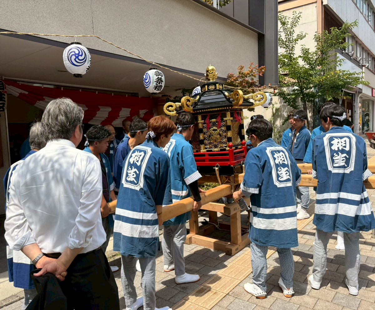 hideyaemma's tweet photo. 上田市の式典会場から小諸市へ。小諸の駅前通りを中心に開かれる「第54回市民まつり『みこし』」の開催準備が進められている所にお邪魔しました。今日はこちらも滅茶苦茶に暑い。「熱中症には気をつけて」と神輿の担ぎ手の皆さんやお祭りの関係者、警備員さんらに声をかけて回りました。 https://t.co/mozJodZKUS