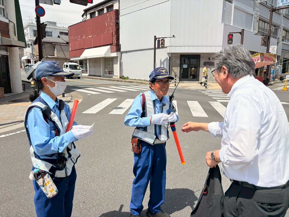 hideyaemma's tweet photo. 上田市の式典会場から小諸市へ。小諸の駅前通りを中心に開かれる「第54回市民まつり『みこし』」の開催準備が進められている所にお邪魔しました。今日はこちらも滅茶苦茶に暑い。「熱中症には気をつけて」と神輿の担ぎ手の皆さんやお祭りの関係者、警備員さんらに声をかけて回りました。 https://t.co/mozJodZKUS