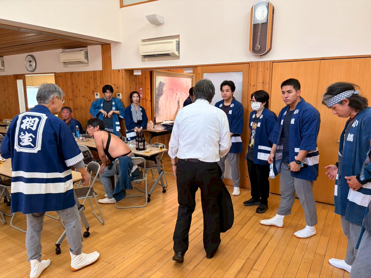 hideyaemma's tweet photo. 上田市の式典会場から小諸市へ。小諸の駅前通りを中心に開かれる「第54回市民まつり『みこし』」の開催準備が進められている所にお邪魔しました。今日はこちらも滅茶苦茶に暑い。「熱中症には気をつけて」と神輿の担ぎ手の皆さんやお祭りの関係者、警備員さんらに声をかけて回りました。 https://t.co/mozJodZKUS