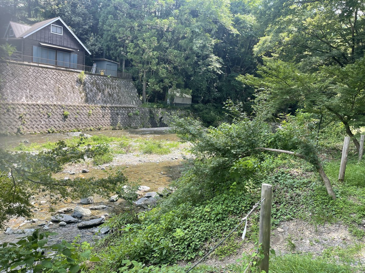 1014Pecha's tweet photo. #都幾川
別所の川で、暑気払い。

田舎の清流で、お弁当(モスバーガー)とレモンサワーで、1週間の疲れを川に流してきました。日陰にいると、ここちよい風と、ここち酔いで最高じゃないか！ https://t.co/28zo2VBhzj