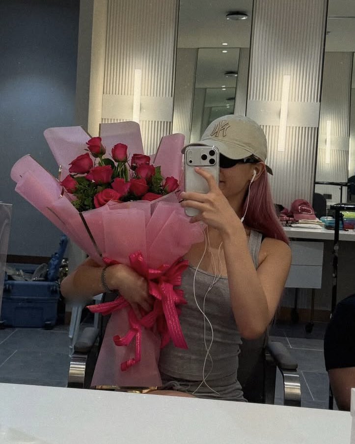 loiceyloops's tweet photo. all the best (pink) things for you stacey 🥹💐 https://t.co/a2oMkplxvY