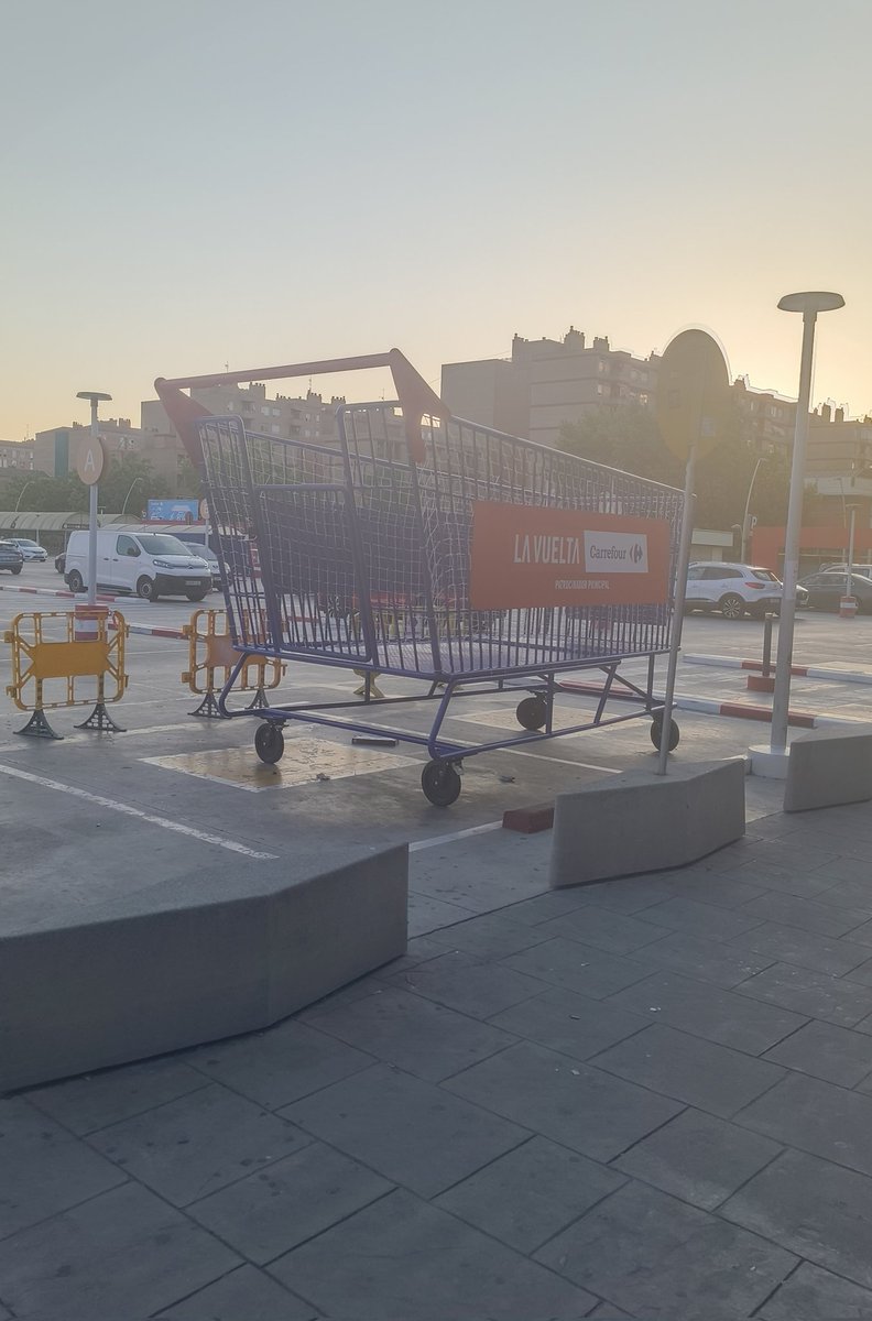 res_bina's tweet photo. Yendo hacia el gimnasio me he encontrado este carrito y por un momento he pensado que mi percepción de la realidad estaba completamente alterada. https://t.co/26iC62F95o
