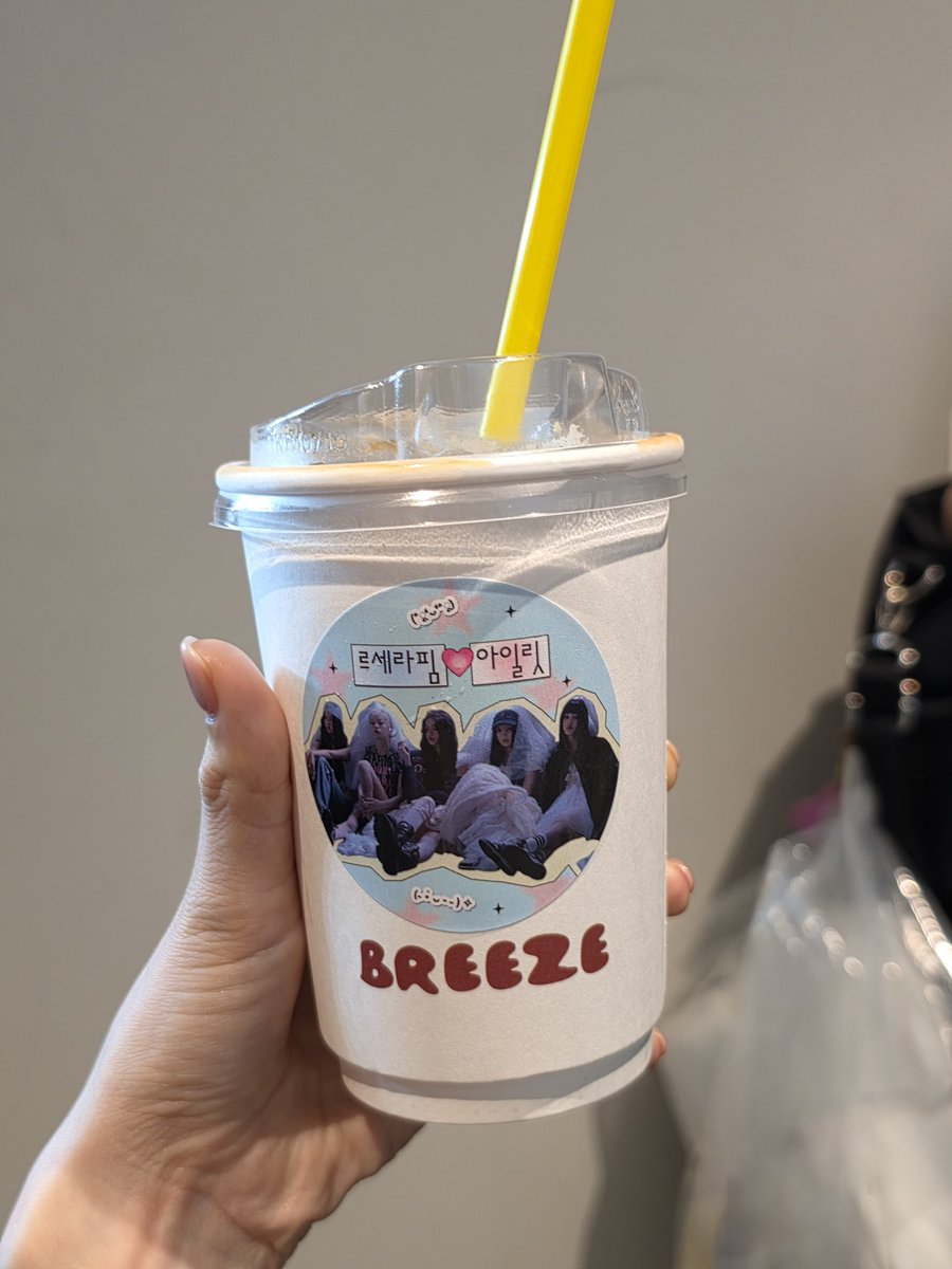 sserapics's tweet photo. #SAKURA weverse dm update 

: While sipping on the iced Americano my ILLIT friends sent me,
I’ll do my best~~~ 💪 https://t.co/uTTKtJWFnv