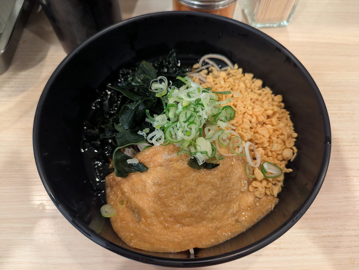 irismgmt1's tweet photo. かき揚げ蕎麦 吉利庵にて遅めの昼食🤤
冷そば人気の三種盛り(たぬき、きつね、わかめ)

すぐ食べたかったので立ち食い��ばにしたけど、注文して30秒で出てきたのはビックリ😳

店名になってるかき揚げは次の機会に https://t.co/cTeMhl5Yyu