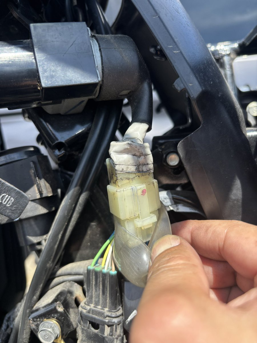 SEBONEtoCUB's tweet photo. 【🚨緊急🚨】教えて
車両メインスイッチのカプラ
オスメス逆？

逆だとしたらはじめから‥😭

部品付けようとイジってたら付かないんです。 https://t.co/nnKyebDeIY