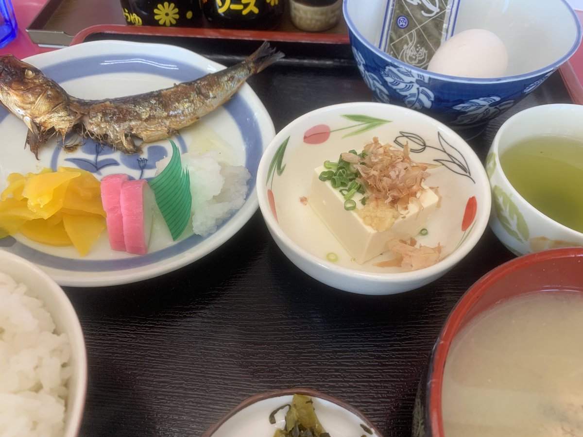 5828W's tweet photo. 海が見えるドライブイン夕陽の
貝汁定食
目の前の海で撮れたかもしれないアサリとメザシが美味しい https://t.co/Qasn1stiWc