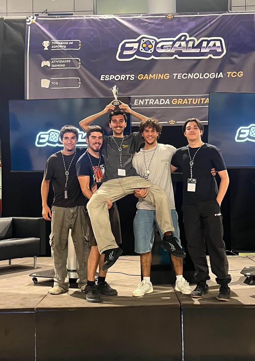 Jogaliaoficial's tweet photo. Parabéns aos vencedores do torneio de VALORANT na Jogália! 🏆

Depois de grandes jogos e momentos de cortar a respiração, chega a altura de celebrar quem conquistou o topo. GG! 💙 https://t.co/ELhqyNoSq3