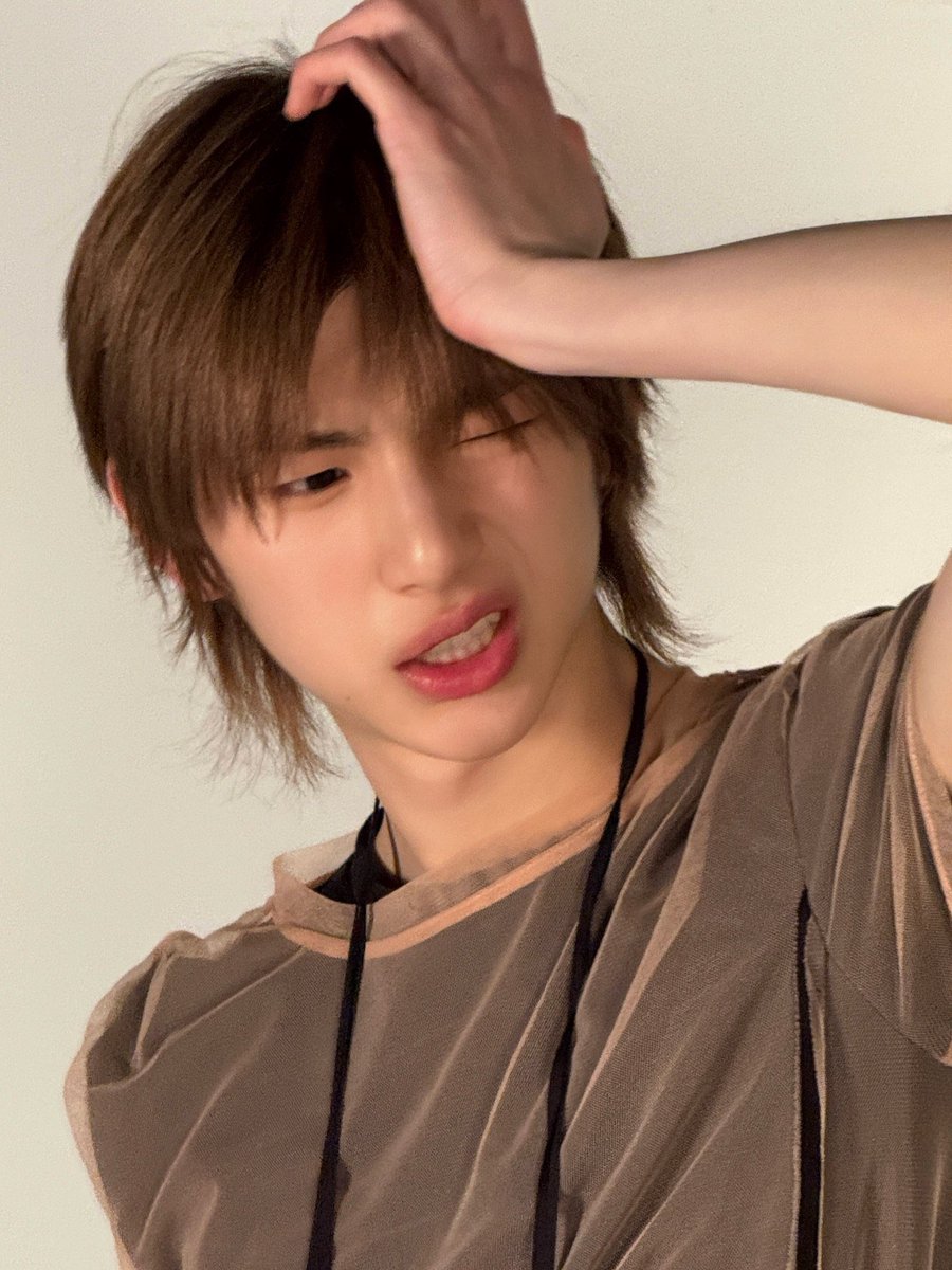 juhoontwt's tweet photo. this serve... juhoon you really are a model https://t.co/g3nCVJakrq