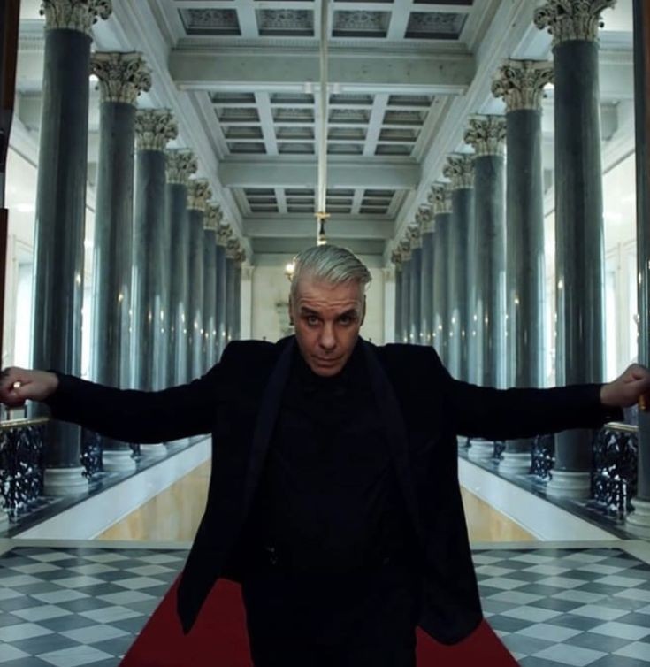 annievonanders's tweet photo. Till Lindemann Rammstein https://t.co/0wQ3yRN7oi